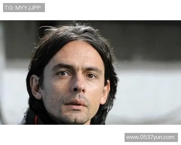 因扎吉经典素描再现球场英姿展现传奇足球风采