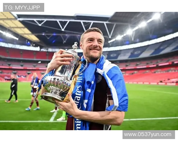 足球传奇盘点：全球十大球星背后的故事与荣耀之路