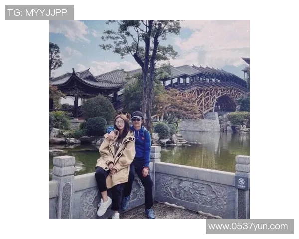 足球巨星与妻子甜蜜合照 展现温馨家庭生活与幸福时光