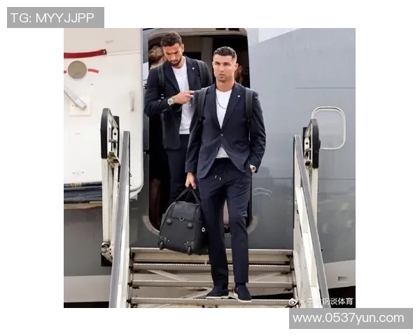 足球巨星现身机场粉丝热情迎接现场气氛火爆引人关注